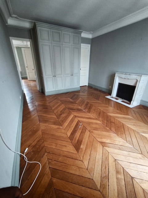Débarras Le Doré est intervenu pour un débarras appartement et cave rue du Vieux Colombier, dans un immeuble haussmannien du 6e arrondissement de Paris. Cette intervention illustre notre capacité à travailler dans des intérieurs anciens de caractère, en conciliant efficacité et respect absolu des éléments patrimoniaux du logement.