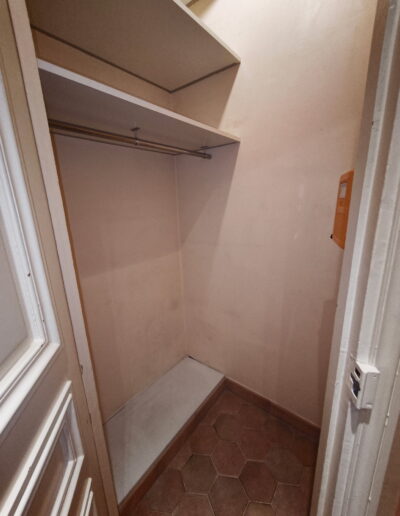 salle de rangement propre après débarras