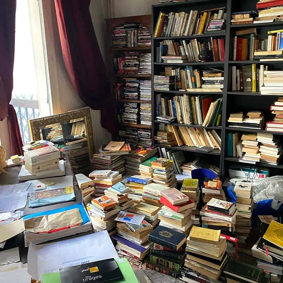 Débarras de maison biblioteque Débarras de maison avec biblioteque remplie de livres