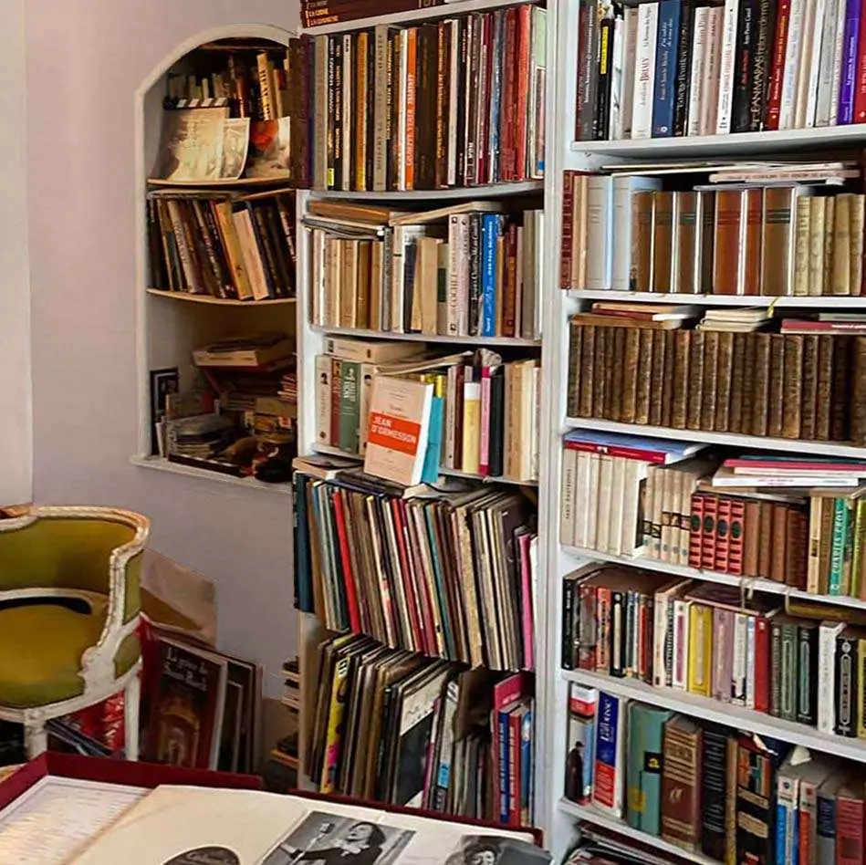 Maison_5 Biblioteque d'un appartement parisien débarrassée après une succession, livres et disques vinyles