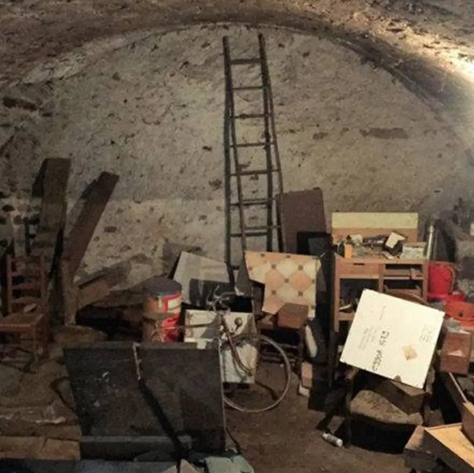 Cave à débarrasser Débarras de cave avec des meubles et affaires entassés