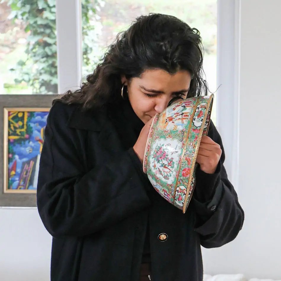 Expert d'art asiatique Une experte d'art asiatique expertisse une antiquité chinoise