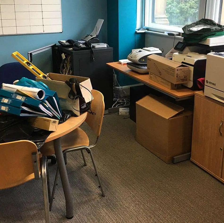 Mobilier et matériel de bureau attendant une deuxième vie après recyclage
