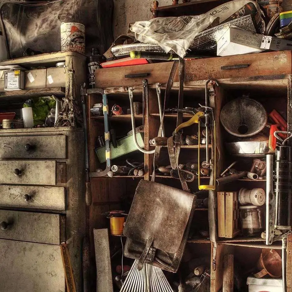 cave-meubles Débarras de cave avec des bibelots entassés et puissiéreux