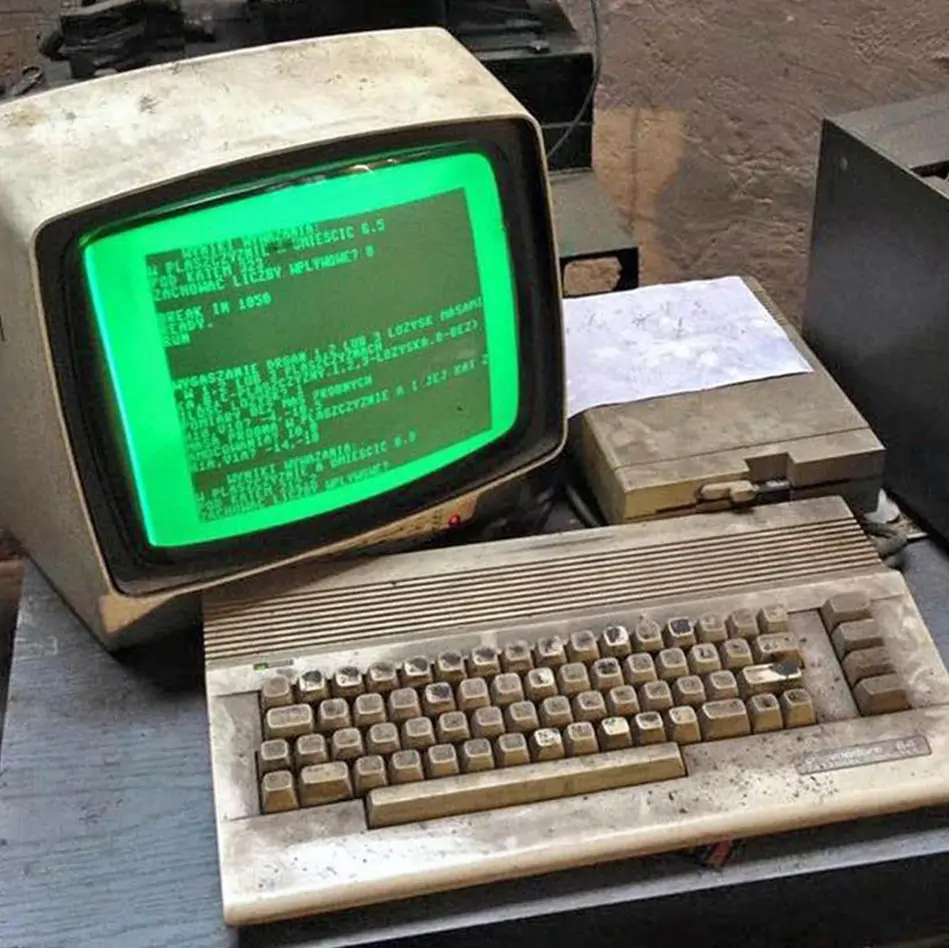 Débarras d'ordinateur Un ancien Commodore 64 C64 qui trouvera une deuxième vie chez un collectionneur ou un amateur de jeux vidéos anciens