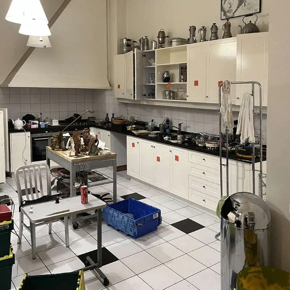 cuisine-encombree Débarras d'une cuisine encombrée dans un appartement en Ile-de-France