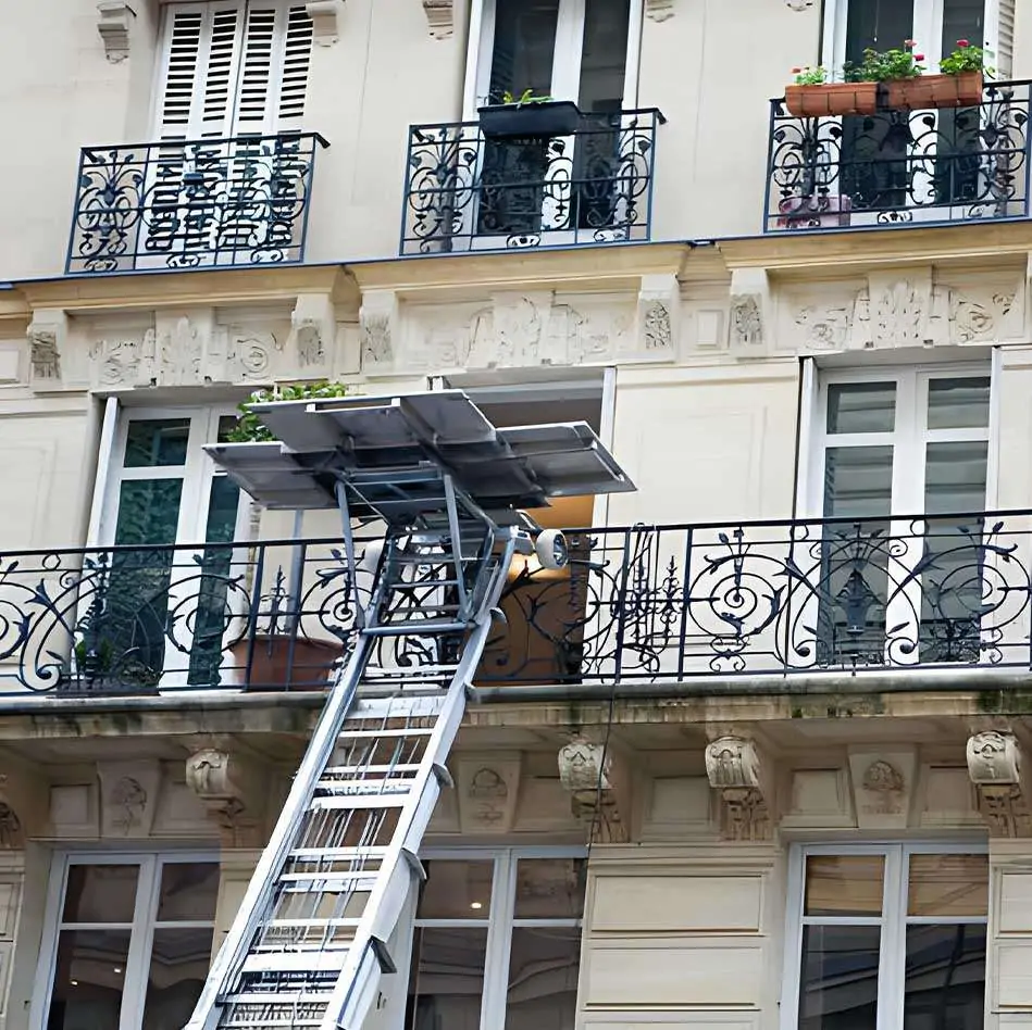 Monte-charge débarras parisien Débarras par la fenêtre d'un appartement haussmannien