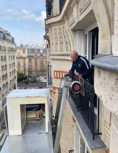 Monte-meubles en action
