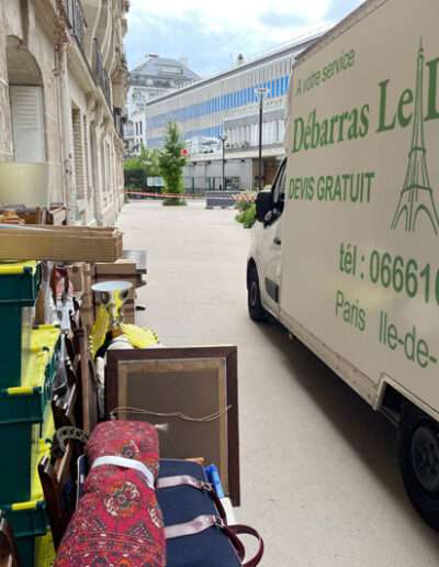 Camion débarras dans la rue