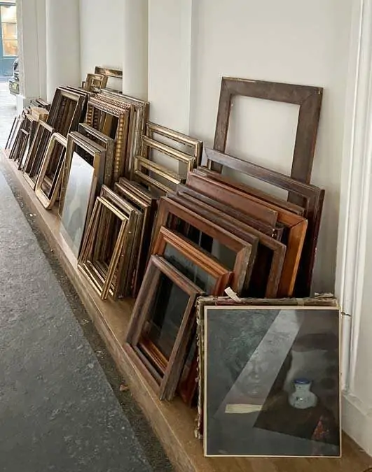 Débarras valorisé d’un ensemble de cadres – Rue de Louvois, Paris 75002