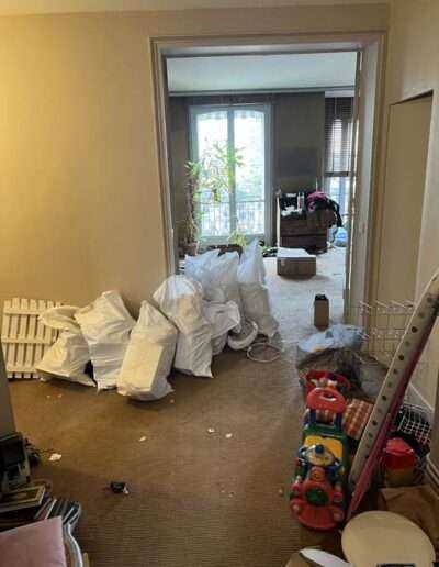 Débarras d'appartement rue Raynouard, Paris 16e. En cours de débarras.