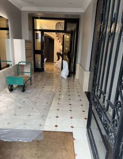 Débarras d'appartement rue Raynouard, Paris 16e. Entrée protegée.