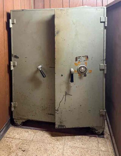 Transport objets lourds 17 coffre fort ancien