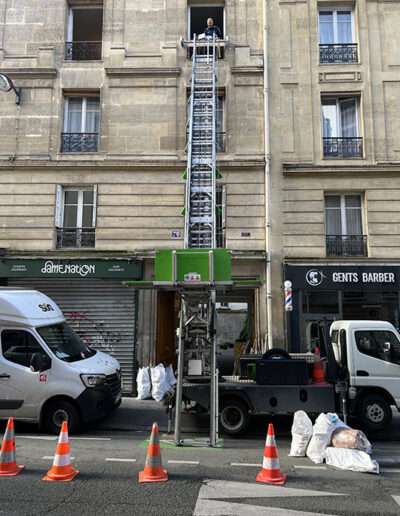 Monte-meubles dans la rue