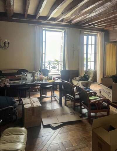Salon encombré