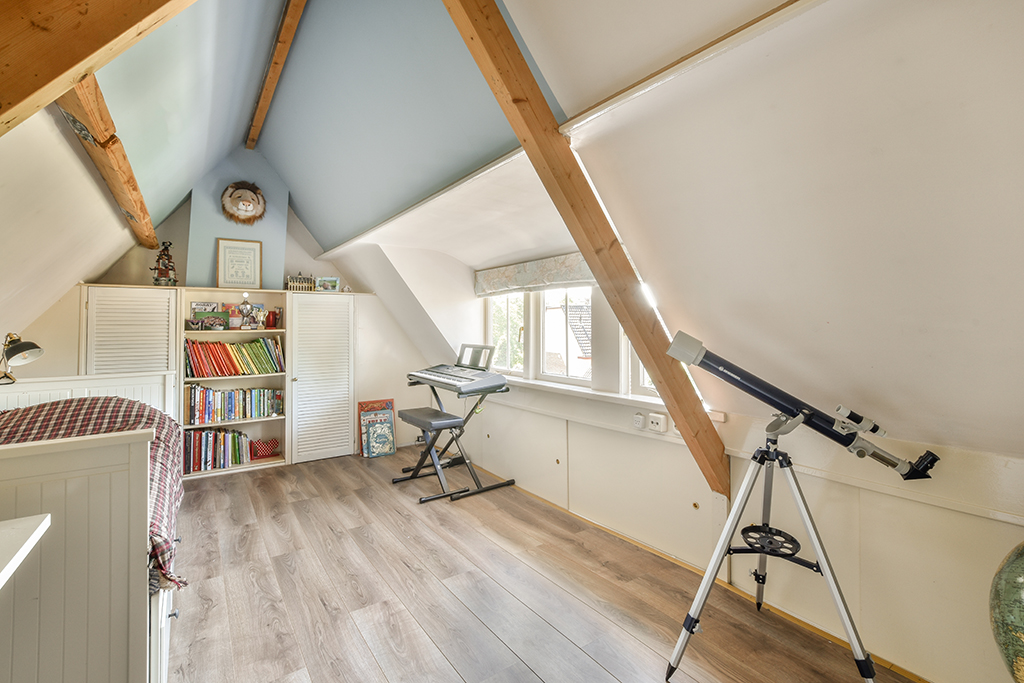 a room with a telescope and a desk in it Camion de l'Antiquaire et Brocanteur Débarras Le Doré