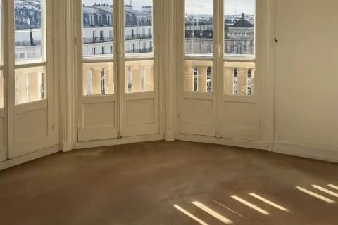 Boulevard des Batignolles, débarrassage avec achat, Paris 17e 180 Boulevard des Batignolles, Paris 75017, salon vide