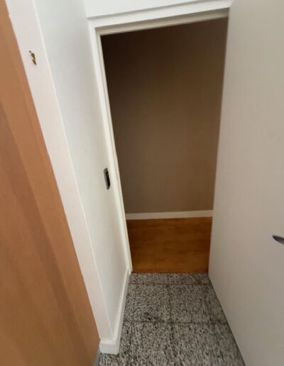 Débarras d'appartement avec cave à Paris 6e en été, rue du Cherche-Midi 2 Couloir lors d'un débarras d’appartement avec cave à Paris 6e