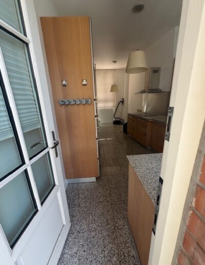 Débarras d'appartement avec cave à Paris 6e en été, rue du Cherche-Midi 1 Cuisine lors d'un débarras d’appartement avec cave à Paris 6e