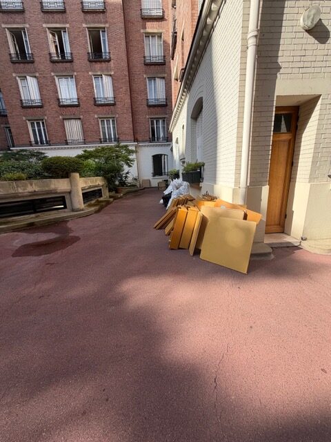 Extérieur lors d’un débarras d’appartement avec cave à Paris 6e Extérieur lors d'un débarras d’appartement avec cave à Paris 6e
