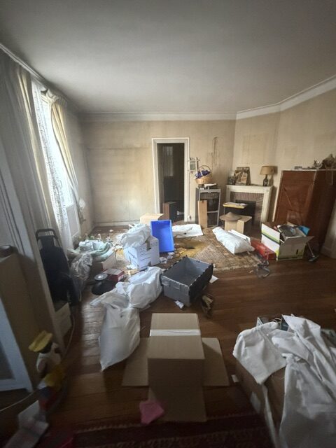 séjour eccombré avant le débarras appartement à Paris rue de Redon