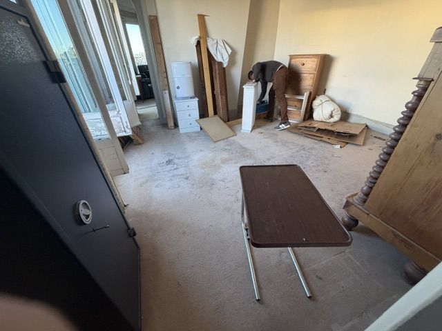 Débarras d'un appartement et de cinq caves, Paris 14e : rue de l'Observatoire, cinquième étage 10 débarras en cours dans une chambre