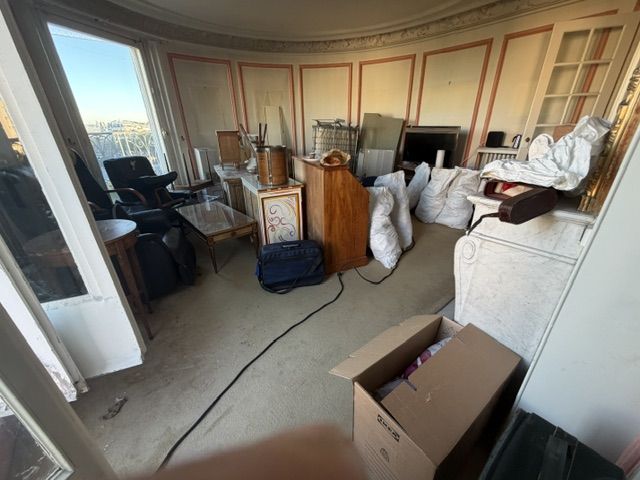 rassembler les affaires avant de débarrasser meubles et autres affaires assemblé prêt pour le débarras