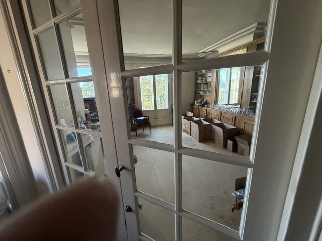 Débarras d'un appartement et de cinq caves, Paris 14e : rue de l'Observatoire, cinquième étage 13 cartons dans le séjour pendant un débarras