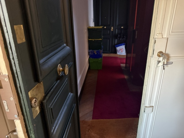 Débarras d'un appartement et de cinq caves, Paris 14e : rue de l'Observatoire, cinquième étage 14 couloir encours de débarras