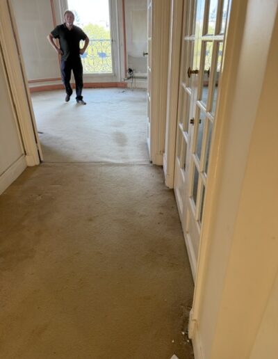 Débarras d'un appartement et de cinq caves, Paris 14e : rue de l'Observatoire, cinquième étage 8 homme vérifiant l'état des lieux lors d'un débarras à paris