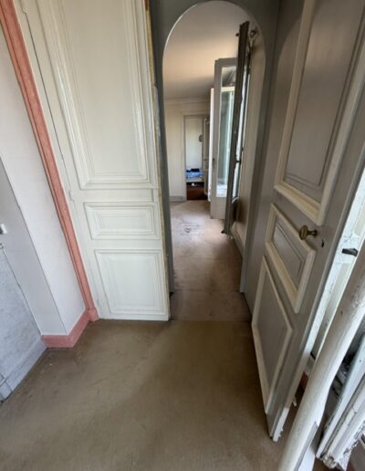 Débarras d'un appartement et de cinq caves, Paris 14e : rue de l'Observatoire, cinquième étage 5 couloir lors du débarras