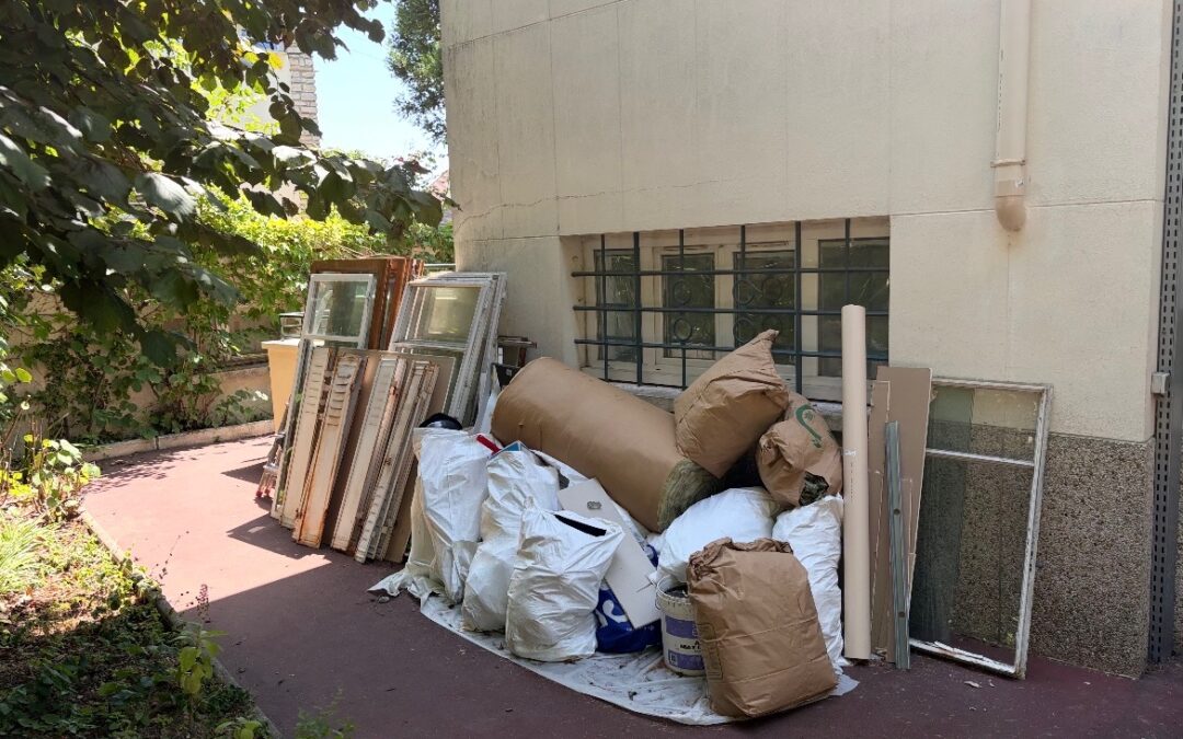Débarras d'un pavillon à Cachan : les détails de notre intervention 1 débarras d'un pavillon à cachan, affaires regroupé à l'extérieur
