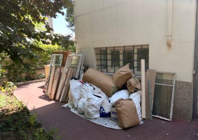 débarras d'un pavillon à cachan, affaires regroupé à l'extérieur