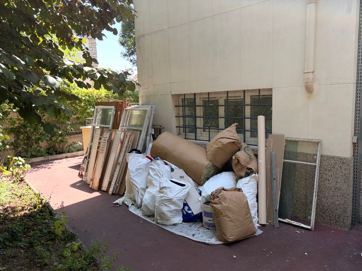 débarras d'un pavillon à cachan, affaires regroupé à l'extérieur