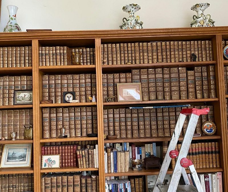 Les objets anciens les plus recherchés en brocante en 2026